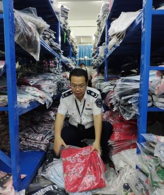 突擊檢查進行時 服飾打假遇倉庫“閉門羹”，執法目光聚焦隱蔽角落