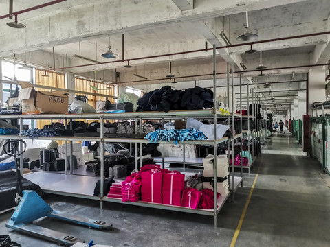 艾森絲服飾 匠心織就時尚，品質鑄就品牌——探訪現代化服裝廠車間